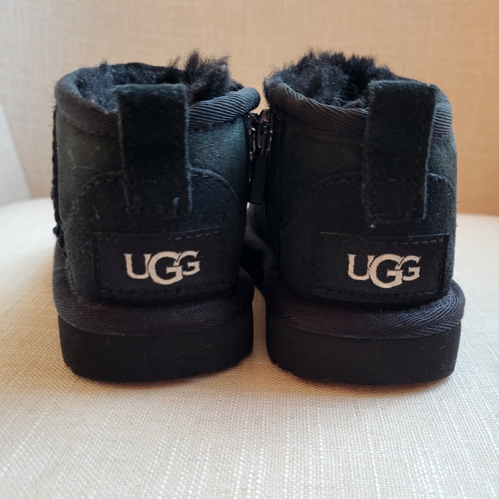 Toddler girls Uggs size 7